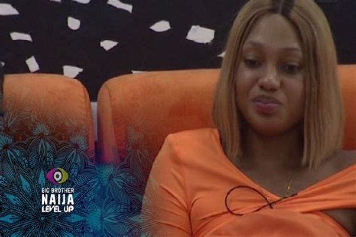 
BBNaija: Dotun shades Chomzy as she complains sadly to Eloswag 