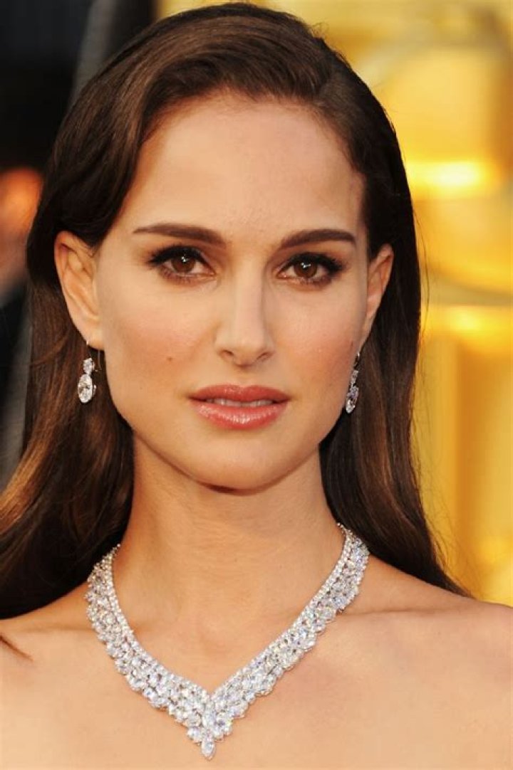 
Bella Height, Weight, Net Worth, Age, Birthday, Wikipedia, Who, Nationality, Biography 