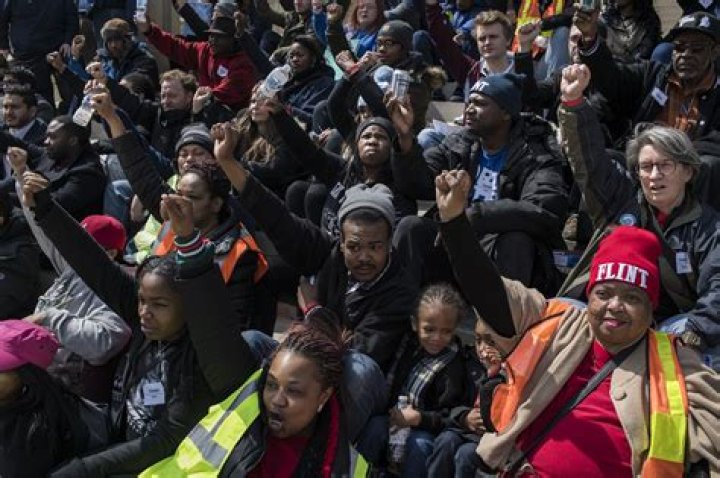 
Judge tosses charges against 7 people in Flint water crisis 