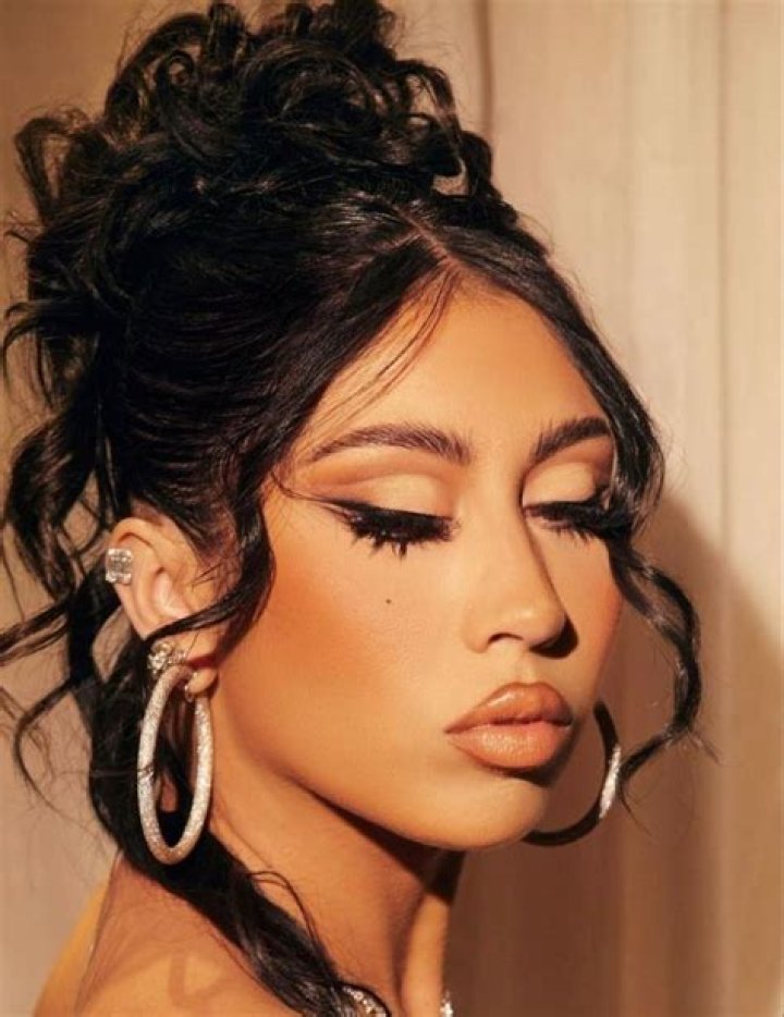 Kali Uchis No Makeup Look: Who Is Her Makeup Artist? Parents and Ethnicity