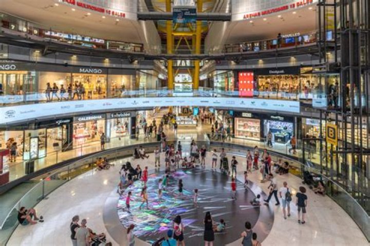
Melanie Slade Met Her Husband For The First Time At A Shopping Center 