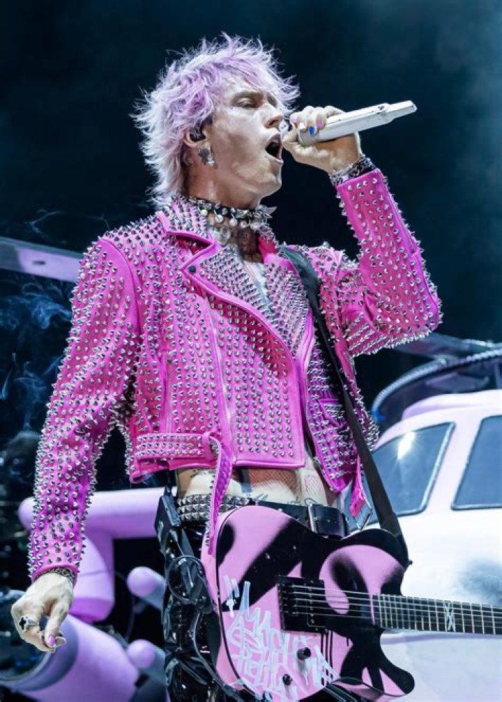 
Travis Barker Goes ‘Against Doctor’s Orders’ To Continue Tour Performances With Machine Gun Kelly 