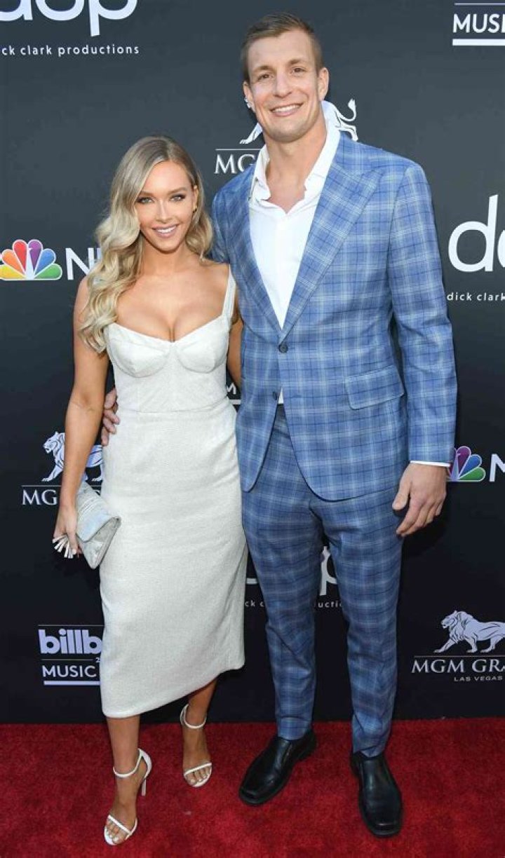 
Who Is Camille Kostek Husband- Is Dancing With Myself Host Married To Boyfriend Rob Gronkowski 