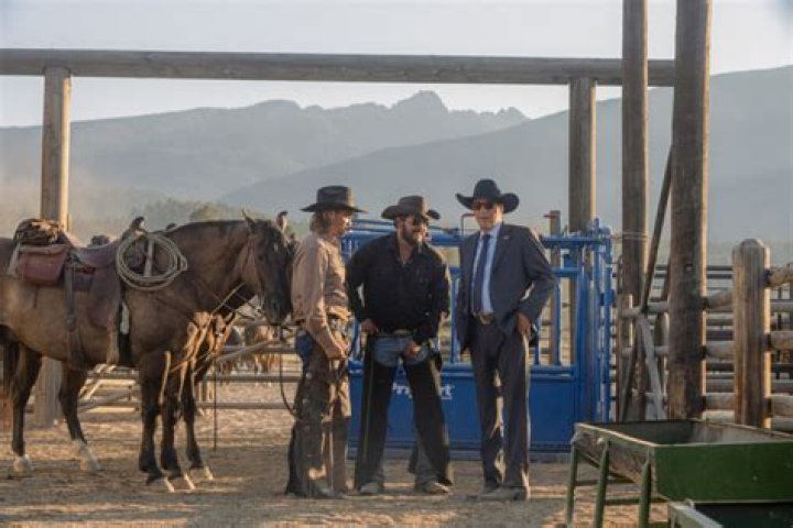 
Yellowstone fans react to epic Jamie-Beth “war” in midseason finale 